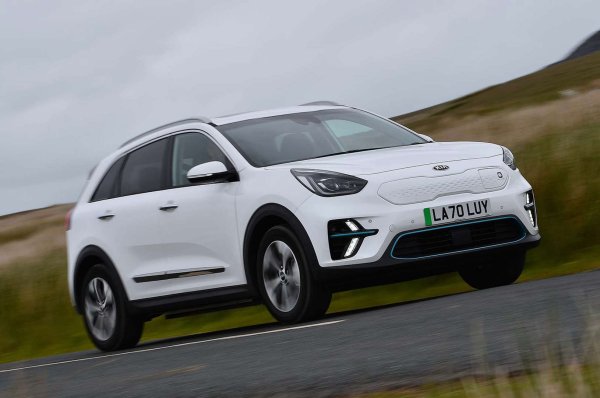 С отличен заявен пробег и изненадващо просторен интериор, e-Niro е петзвезден EV, който предлага страхотна стойност за парите. Изберете ниво на оборудване „3“ и ще получите по-желаната батерия от 64kWh. Тя предлага до 450 км пробег или 407 в реални условия.

Максималната скорост на зареждане за новия e-Niro е 100kW, което позволява зареждане от 10 до 80% само за 54 минути. Достатъчно да хапнете на път за морето. 

Благодарение на квадратната си външна форма, e-Niro предлага много място вътре, с няколко удобни отделения за съхранение. Конкуренти като Hyundai Kona Electric са по-тесни в сравнение с тях. 

Всеки модел получава адаптивен круиз контрол, камера за заден ход и безжично зареждане на телефона. Примерна покупка – кола от 2021 г. с пробег от 115 000 км вървиза малко над 21 000 евро.
